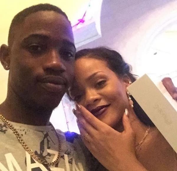 Desolada, Rihanna faz post lamentando a morte do primo com quem passou Natal