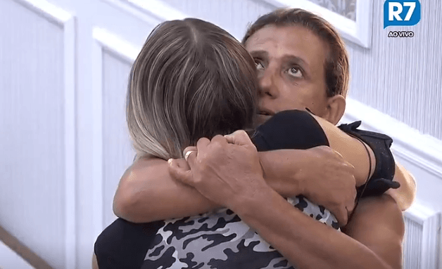 A Fazenda: em momento emocionante, Rita e Monick se abraçam