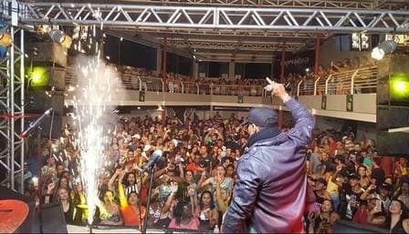 De volta aos palcos, Naldo Benny lota show em Minas Gerais