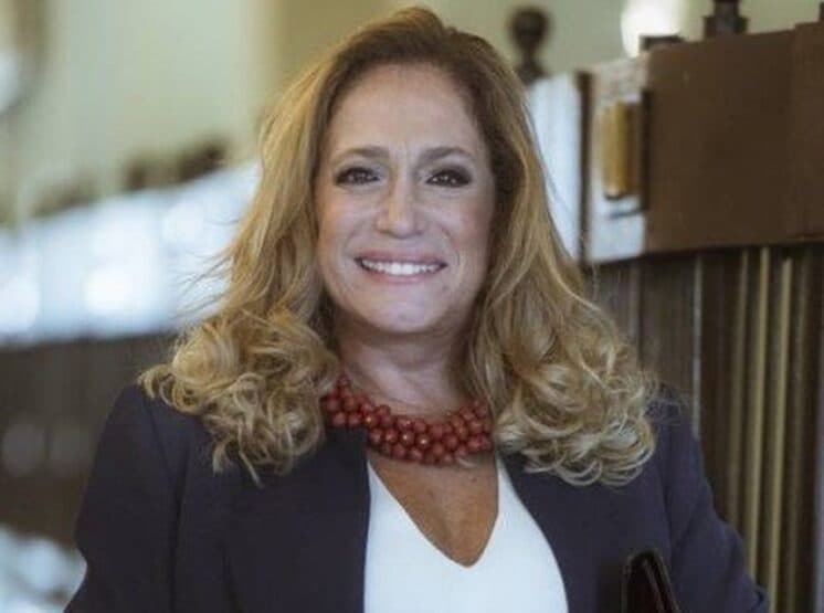 Após receber alta, Susana Vieira curte festa com rabanadas e comemora