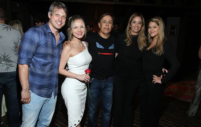 Eliana e noivo prestigiam o amigo Tom Cavalcante em novo espetáculo do humorista