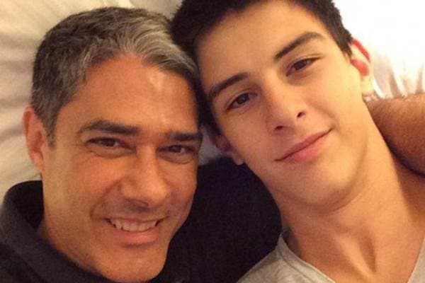 Filho de William Bonner e Fátima Bernardes surge com a namorada e faz declaração