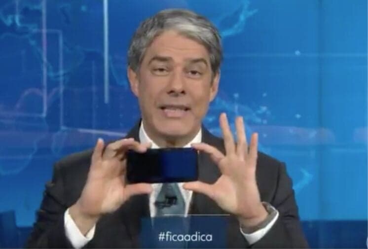 William Bonner surpreende ao ensinar público a filmar pelo celular no meio do Jornal Nacional: 'Fica a dica'