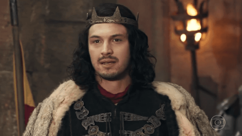 Afonso (Romulo Estrela) quer ser rei novamente em Deus Salve o Rei<br /> (Foto: Reprodução/Globo)