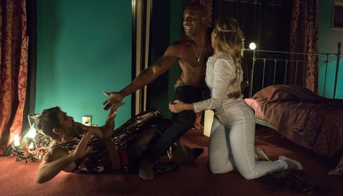 O Outro Lado do Paraíso: Suzy flagra Samuel e Cido na cama e acaba com a raça do marido