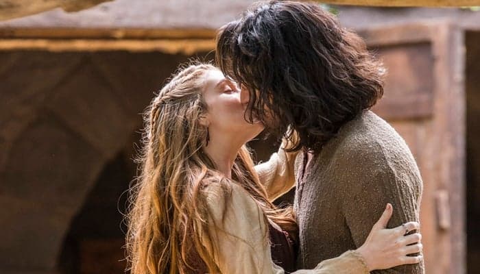 Deus Salve o Rei: Afonso beija Amália pela primeira vez e os dois são flagrados por Virgílio