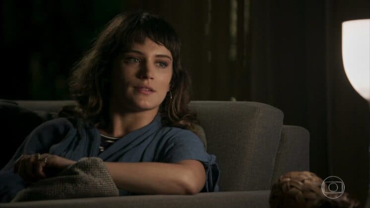 Clara se fantasia de Rainha de Copas em baile de Carnanal na novela O Outro Lado do Paraíso