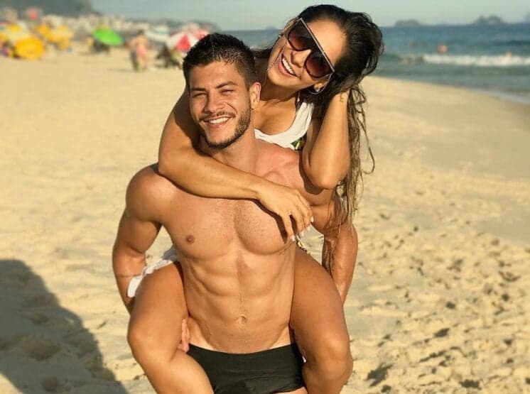 Apaixonado, Arthur Aguiar revela ter adotado sobrenome de Mayra Cardi; veja como ficou