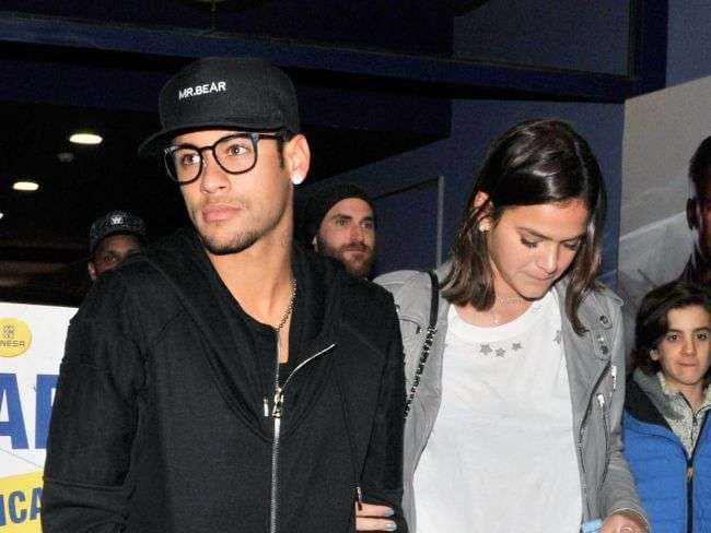 Bruna Marquezine não perde tempo e faz passeio por Paris com Neymar
