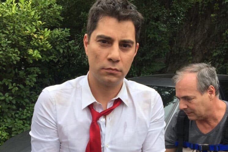 Evaristo Costa aparece fazendo faxina e deixa os fãs surpresos; confira os flagras