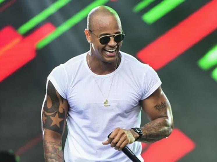 Léo Santana lamenta perda irreparável após acidente que resultou em morte de dois integrantes da banda