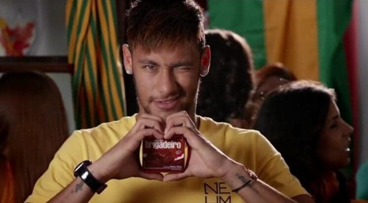 Neymar ganha dois beijos ao mesmo tempo e publica a foto no Instagram