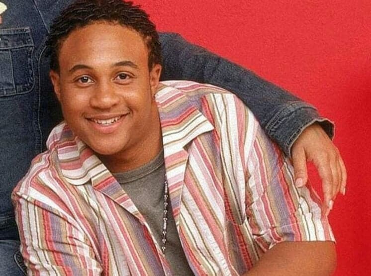 Acabado, ex-ator de As Visões da Raven vai preso e surpreende com atitude em foto de prisão