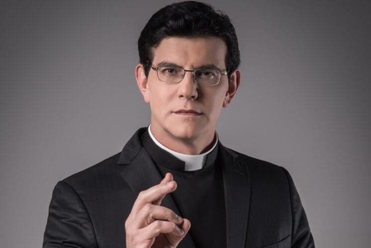 Padre Manzotti fala sobre carreira, sonhos e experiências religiosas no The Noite