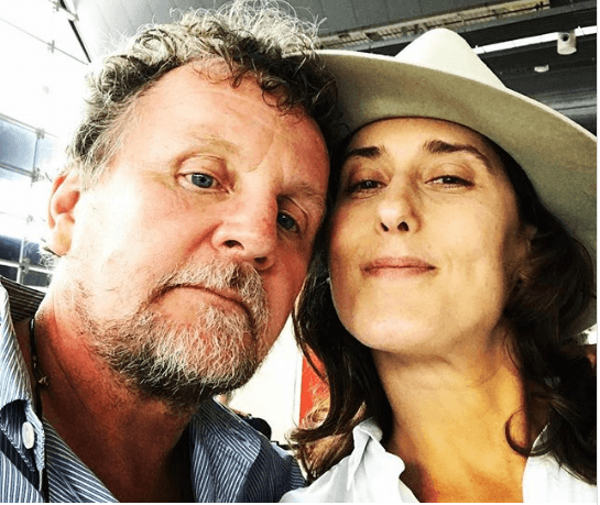 Paola Carosella faz desabafo na web ao posar de maiô