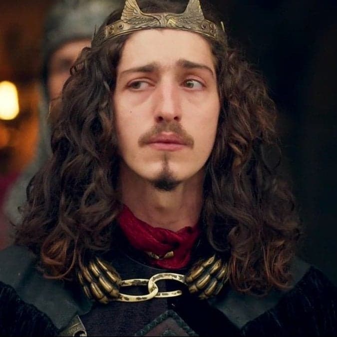 Após fim de Deus Salve o Rei, Johnny Massaro muda o visual e surge completamente diferente