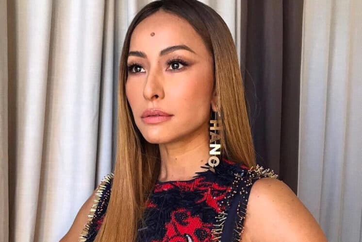 Com look esportivo e barriga sequinha, Sabrina Sato causa na web e ganha elogios de Isis Valverde