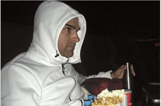 Tadeu Schmidt vai ao cinema e reclama de gente 'folgada' que o incomodou
