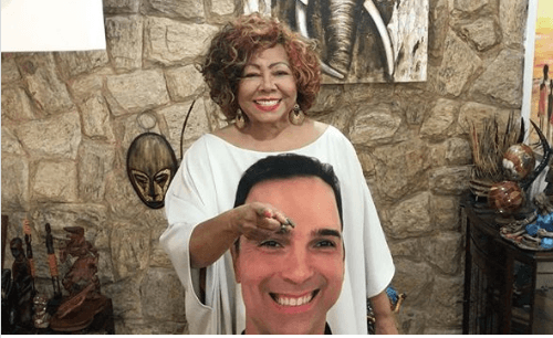 Alcione surge com estampa gigante de Tadeu Schmidt em roupa e se declara para o apresentador