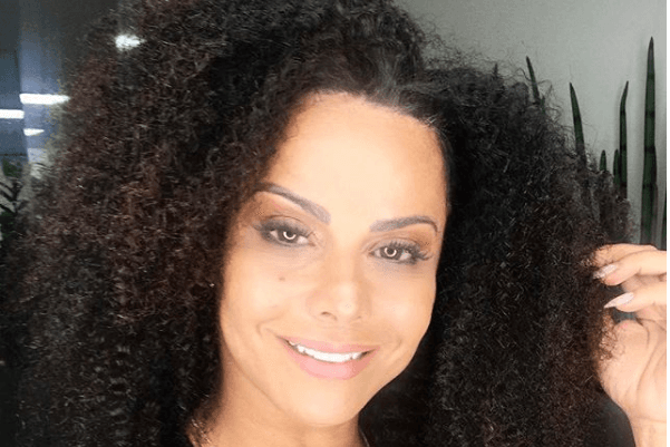 Viviane Araújo se envolve em polêmica por causa de cabelo e detona: "Não aguento tanta hipocrisia!"