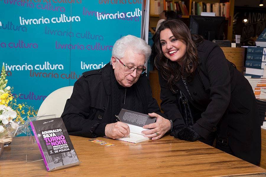 Aguinaldo Silva autografando livro comprado por Fabíola Reipert (Foto: Divulgação)