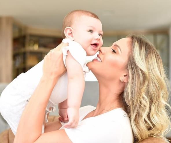 Aos 4 meses, Andressa Suíta mostra barriguinha de grávida e encanta