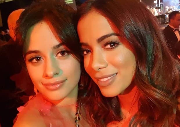 Camila Cabello canta sucesso de Anitta em rede social e recebe declaração da brasileira