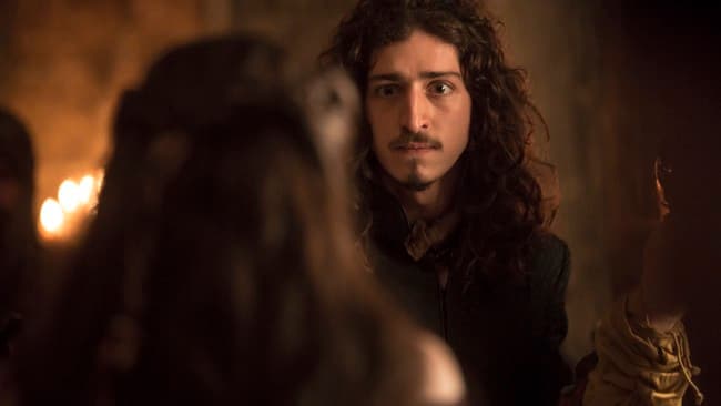 Deus Salve o Rei: Rodolfo "desvira" gay após ajuda da bruxa