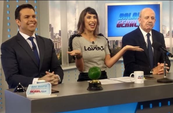 Apresentador da Record tem crise de riso ao vivo, atrapalha programa e colega chama a atenção