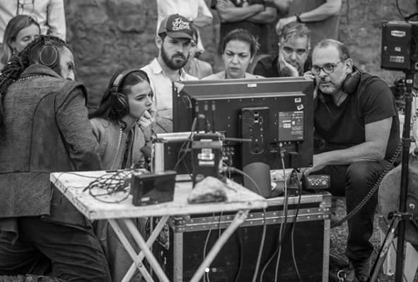 Bruna Marquezine divulga Deus Salve o Rei e mostra foto dos bastidores da novela