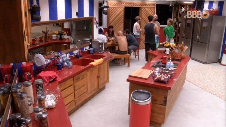 BBB18: Ana Paula analisa chegada da família Lima à sede e nota algo estranho