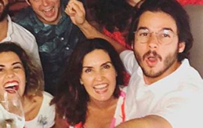 Fátima Bernardes passa reveillon colada com o namorado e cliques são compartilhados
