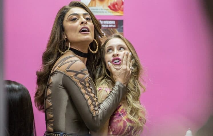 Rival na novela, Carla Diaz encontra Juliana Paes e dispara: "Rainha"