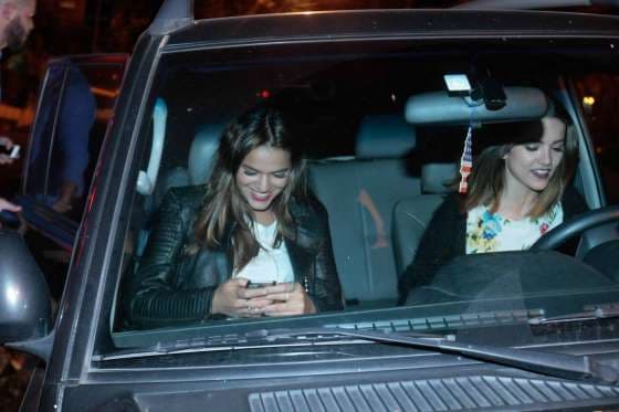 Em almoço com Manu Gavassi, Bruna Marquezine surpreende e faz pedido inusitado para garçom