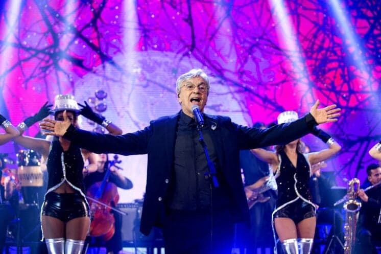 Caetano Veloso recebe Troféu Mário Lago e se emociona no Domingão