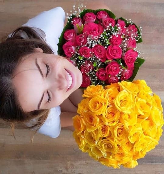 Camila Queiroz recebe flores e faz declaração nas redes sociais