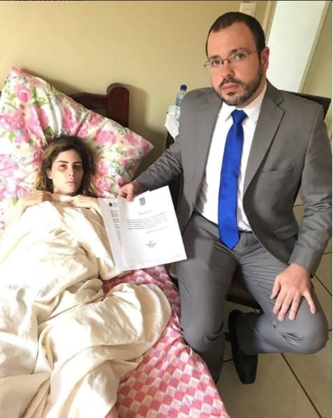 Na cama, Camilla Uckers luta por recuperação e pede justiça com advogado: "meu estado de saúde é penoso