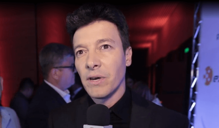 Sucesso aos domingos, Rodrigo Faro renova com a Record