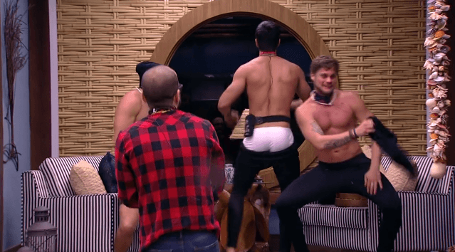 Sem vergonha, brother tira tudo e toma banho sem sunga no BBB18