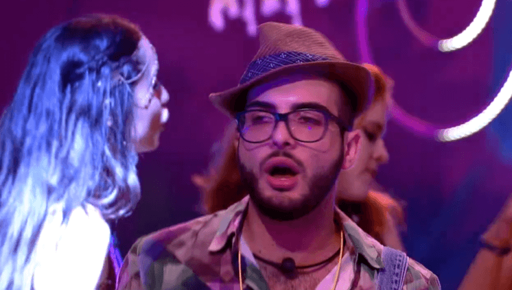 Mahmoud vira piada após tocar "Que tiro foi esse, viado" no BBB18