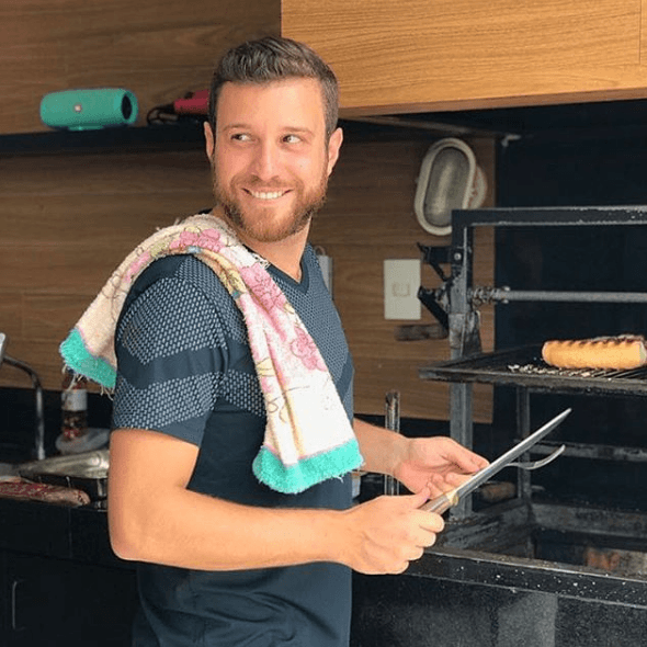 Jornalista do SBT, Cassius Zeilmann publica fotos descontraídas e faz sucesso nas redes sociais: ‘Maravilhoso’