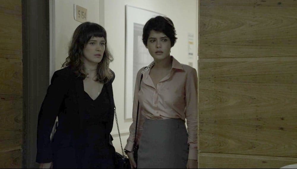Adriana visita Elizabeth e trata a mãe com frieza em O Outro Lado do Paraíso (Foto: TV Globo)