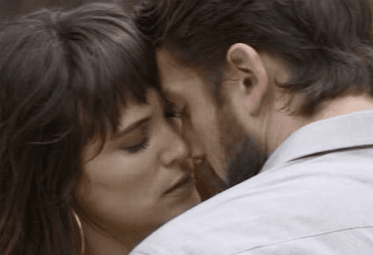 O Outro Lado do Paraíso: Renato revela que tem ciúmes de Patrick, se declara e beija Clara