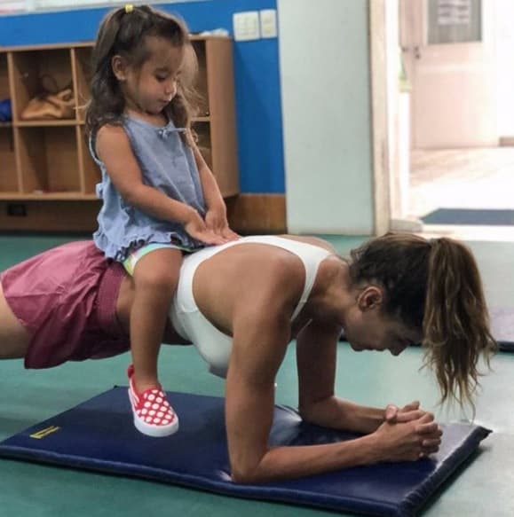 Deborah Secco malha e conta com a ajuda da filha Maria Flor