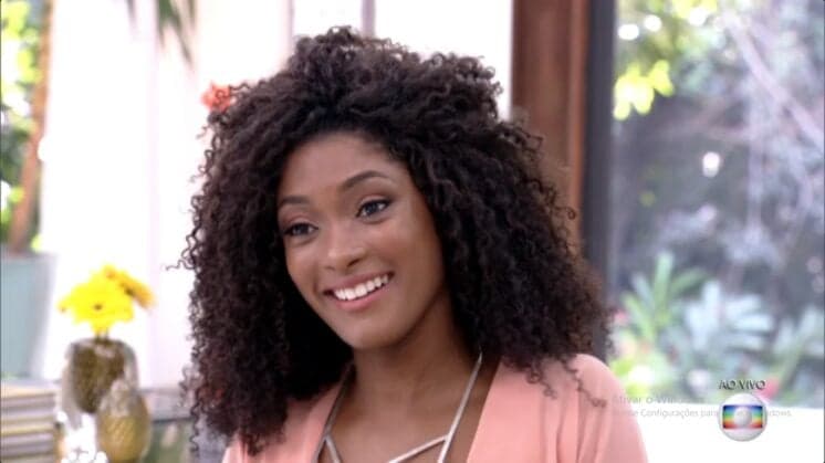 Erika Januza aparece irreconhecível em foto antiga antes da fama: "Deus"