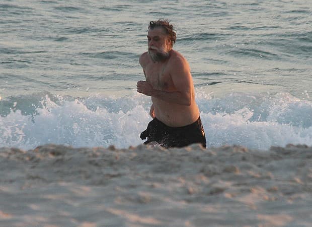 Sem camisa e barbudo, Fábio Assunção chama atenção por aparência