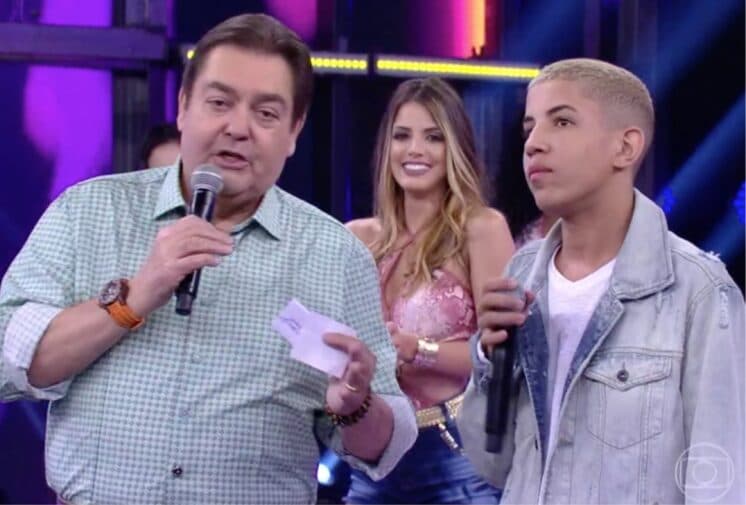 Faustão interrompe moça da plateia para não ouvir palavrão e "tira" funkeiro rapidamente do palco