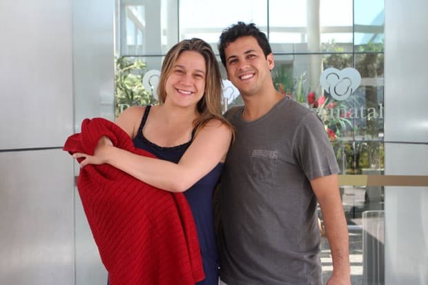 Fernanda Gentil quebra climão com ex-marido e posa o lado dele em passeio: "Em paz"