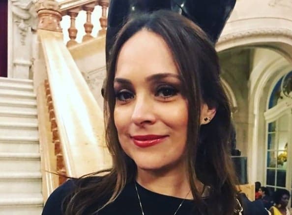 Gabriela Duarte comemora 45 anos e posta foto rara ao lado do pai e de Regina Duarte