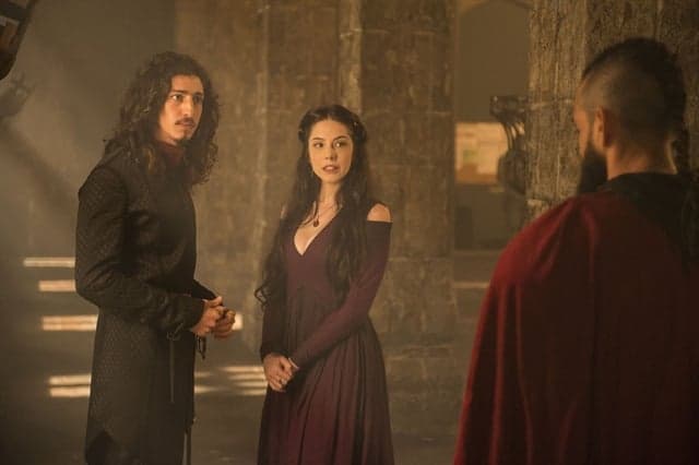 Misteriosa Brice chega em Deus Salve o Rei, Rodolfo fica intrigado com revelação e faz descoberta